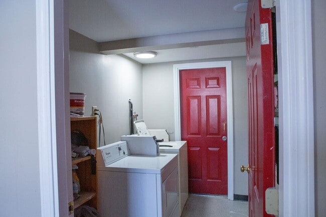 Building Photo - 180 N Main St