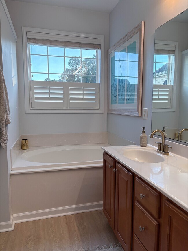 Building Photo - 4717 Farm Lake Dr