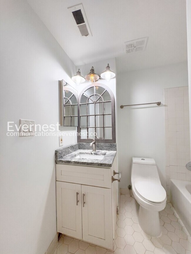 Building Photo - 2 Bed/2 Bath Town Home with Modern Amenities / Vouchers Accepted / Available Now!
