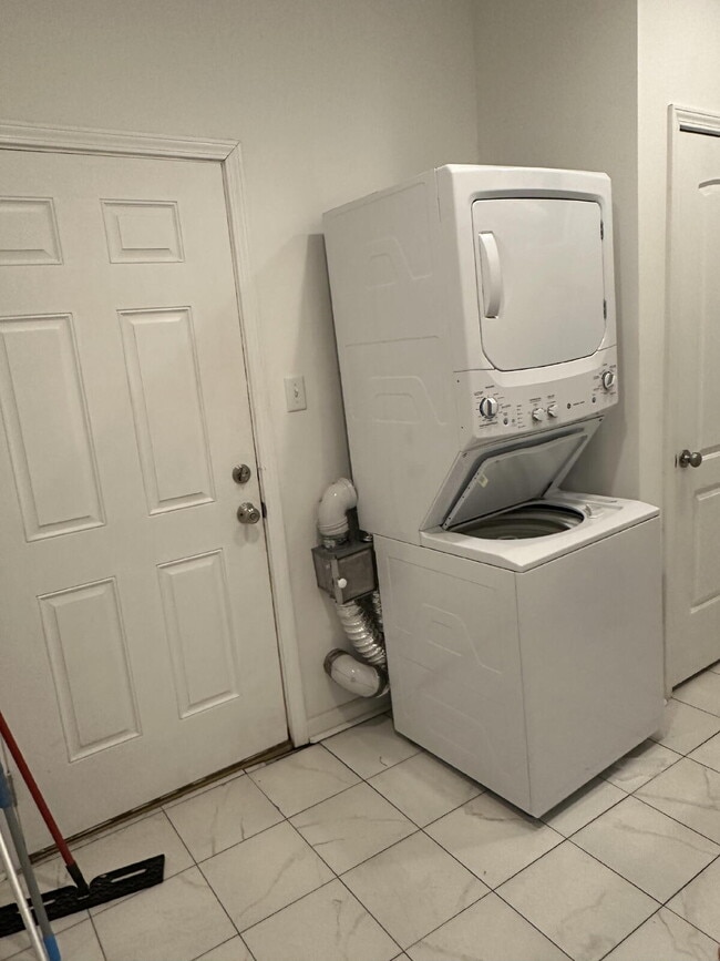 Building Photo - Great 3/2 Fully Furnished-TDY Welcome!!