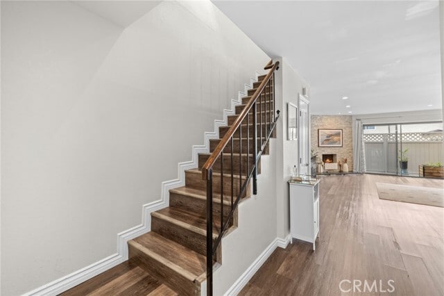 Building Photo - 545 E Cypress Ave
