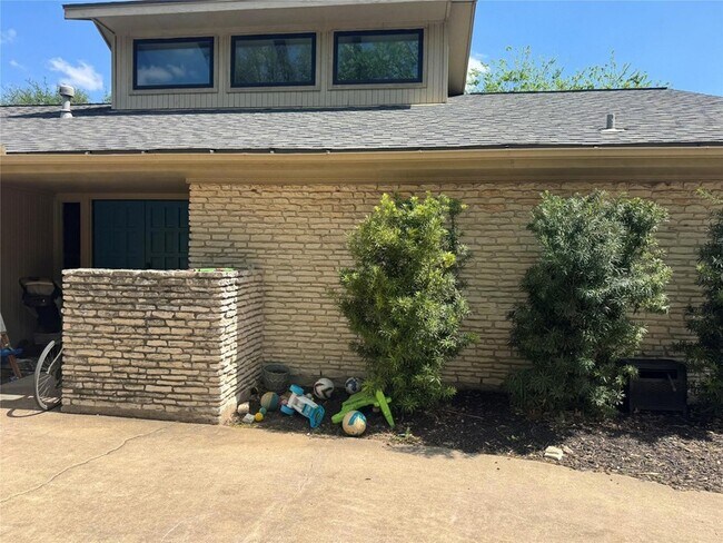 Building Photo - 4803 Woodside Dr