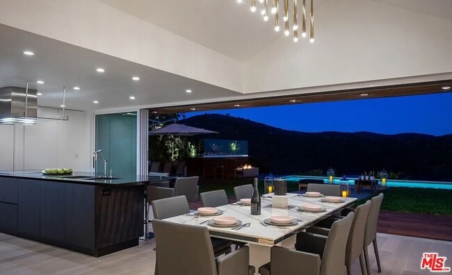 Building Photo - 2528 Westridge Rd