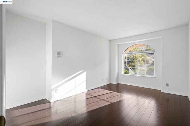 Building Photo - 493 S Clovercrest Ln