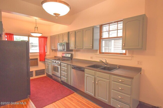 Building Photo - 558 Myrtle Ave