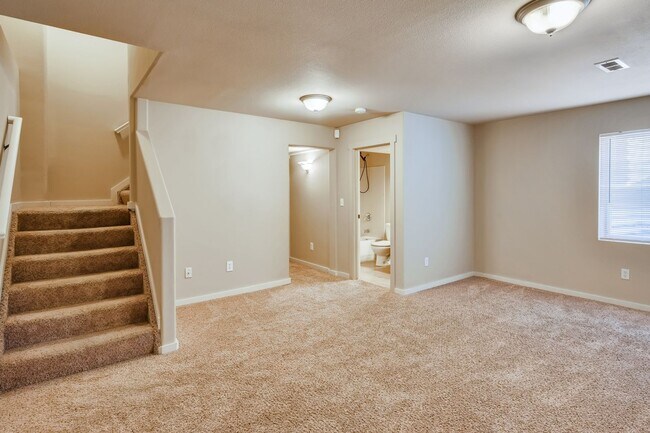 Building Photo - $2170 | 3BR / 3.5BA | Pet Friendly Townhou...