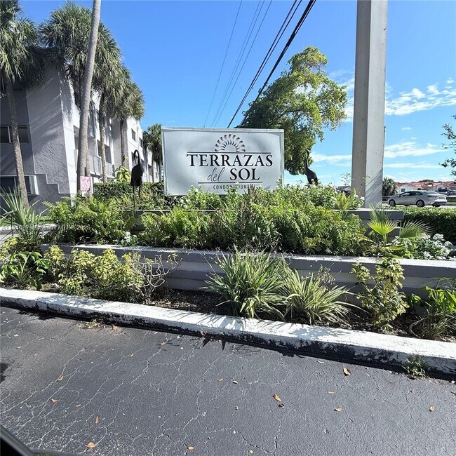 Primary Photo - 2750 W 76th St