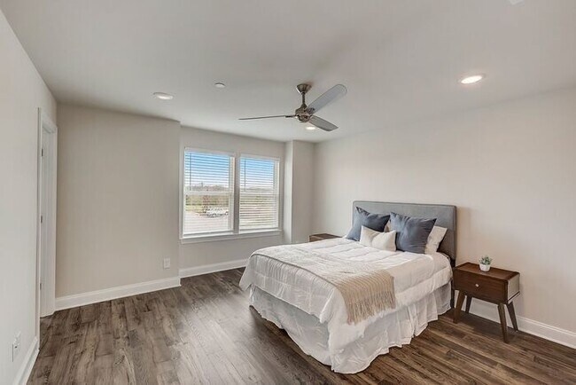 Building Photo - 1001 Lifford Ln