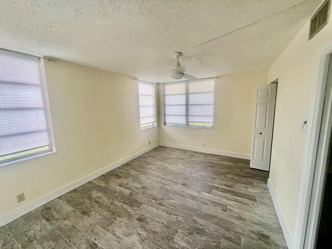 Building Photo - 1831 Sabal Palm Dr