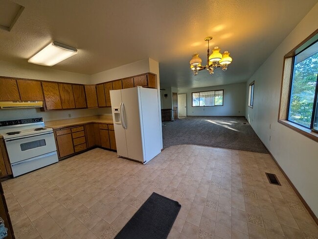 Building Photo - 2 Bedroom Pet-Friendly Orchards House with...
