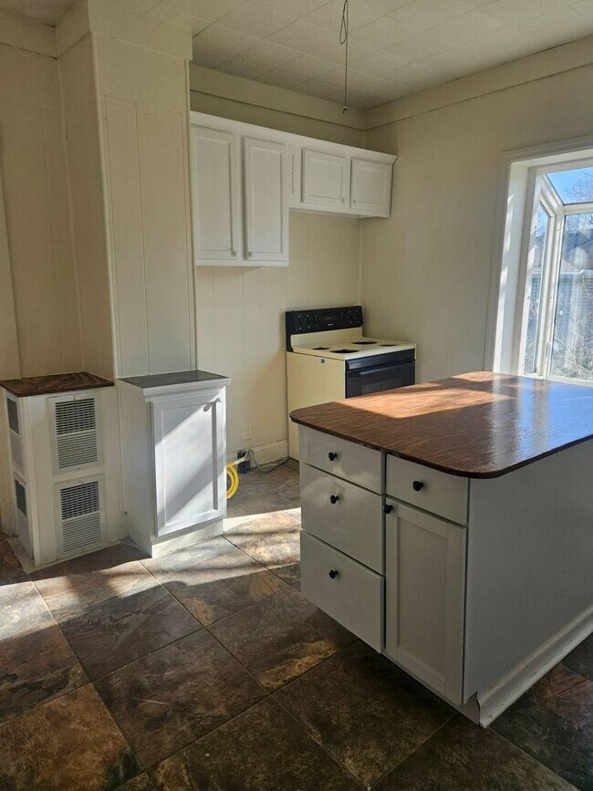 Building Photo - WOW! Look at this property ! You cant beat this price!