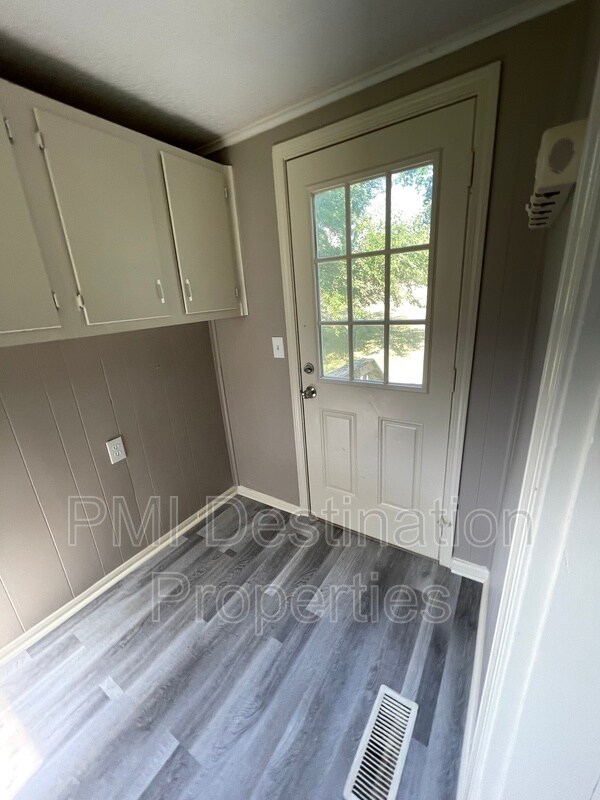 Building Photo - 5528 Parkview Ave