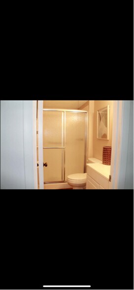 Building Photo - 2400 Forest Dr