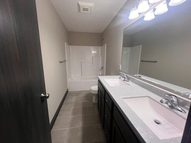 Building Photo - Four Bedroom Duplex in Caledonia!