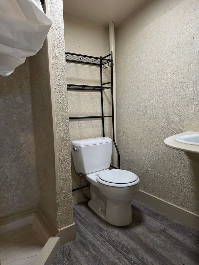 Building Photo - Cute 2 bedroom