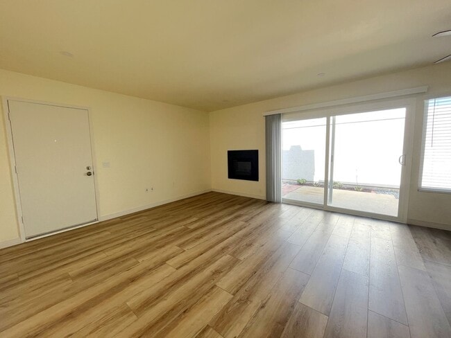 Building Photo - Upgraded, 2BD/2BA in Park Place: 1 Car Gar...