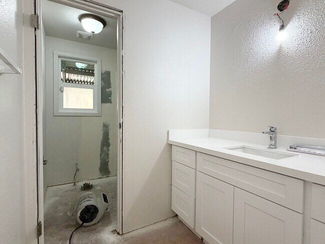 Building Photo - Fully updated 4 bedroom Federal Way home