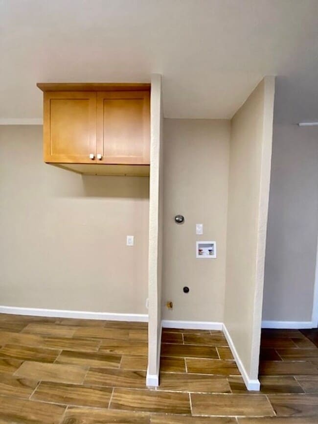 Building Photo - Beautifully Updated 2 Bed 1 Bath unit in Richmond Triplex -- AVAILABLE NOW !!!