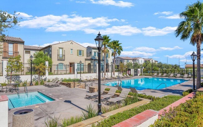 Building Photo - Luxurious 2 bed/ 2 bath townhouse in guard...