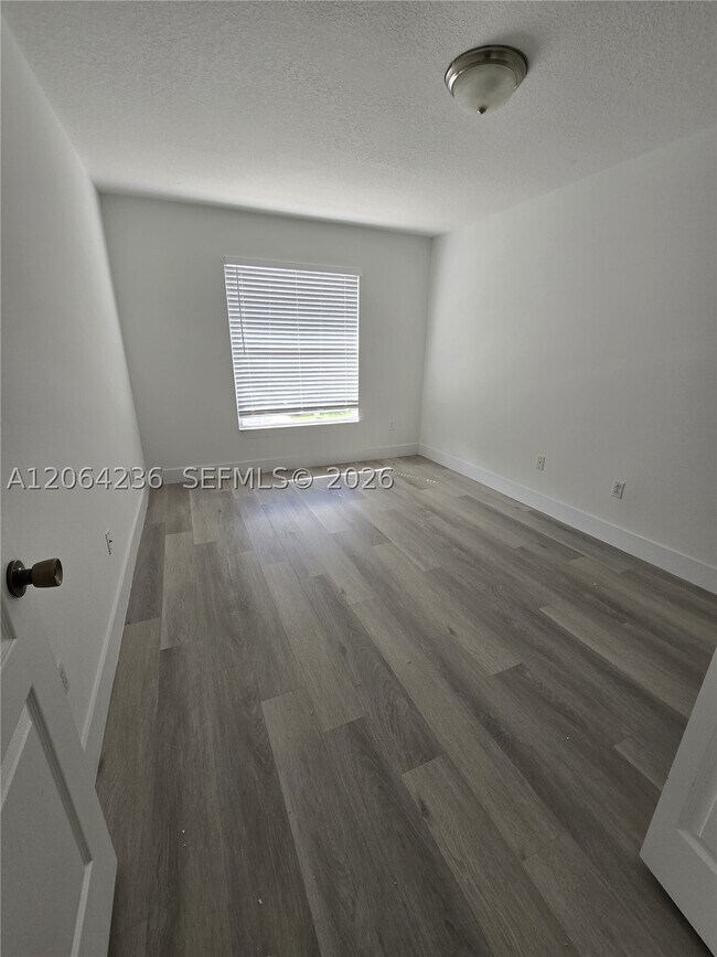 Building Photo - 331 River Bluff Ln