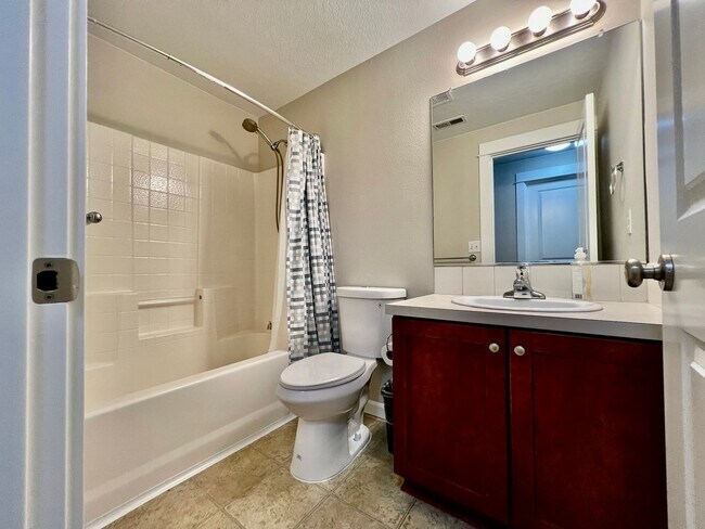 Building Photo - Meticulously maintained