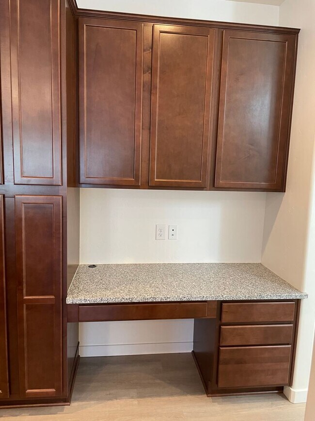 Building Photo - Available Now- Beautiful Nampa Townhome