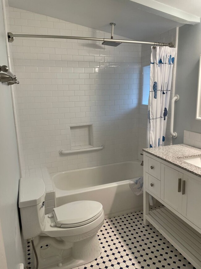 Building Photo - Beautiful Mid Century 3 Bedroom 3.5 Bathro...