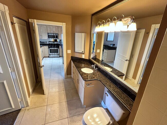 Building Photo - Beautiful, partially furnished 1 bedroom w...