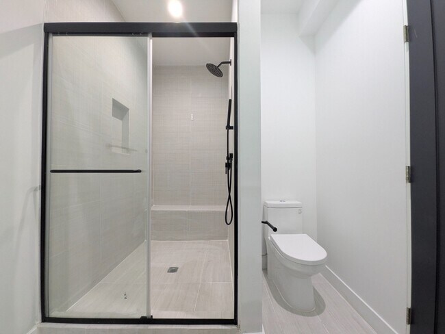 Building Photo - 3 BED | 3 BATH | 1,900 SQ FT | FULLY REMODELED + FURNISHED 3-LEVEL HOME WITH PRIVATE ROOFTOP DECK