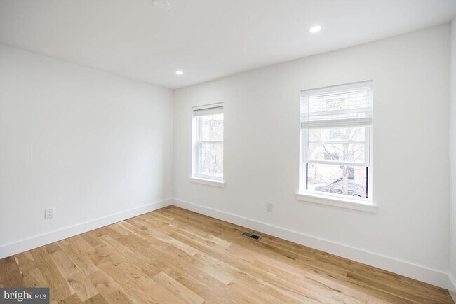 Building Photo - 2009 E Cumberland St