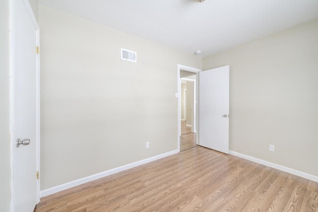 Building Photo - 110 De Smet Dr