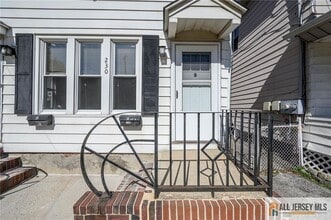 Building Photo - 230 John St