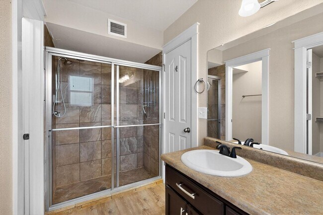Building Photo - Two story 3 bedroom 2.5 bath in Santa Tere...