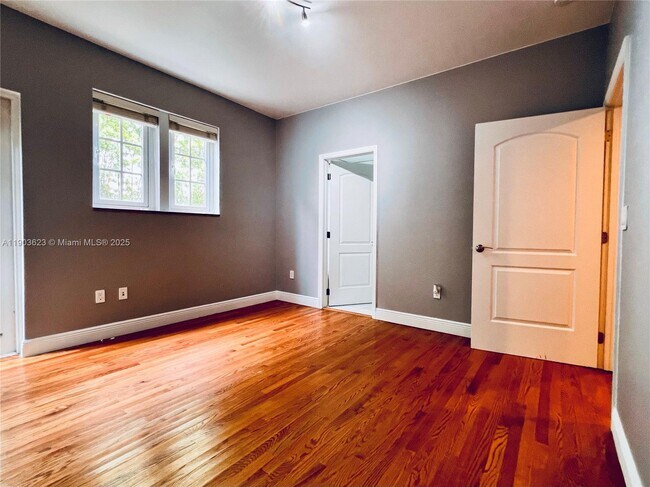 Building Photo - 215 Phoenetia Ave