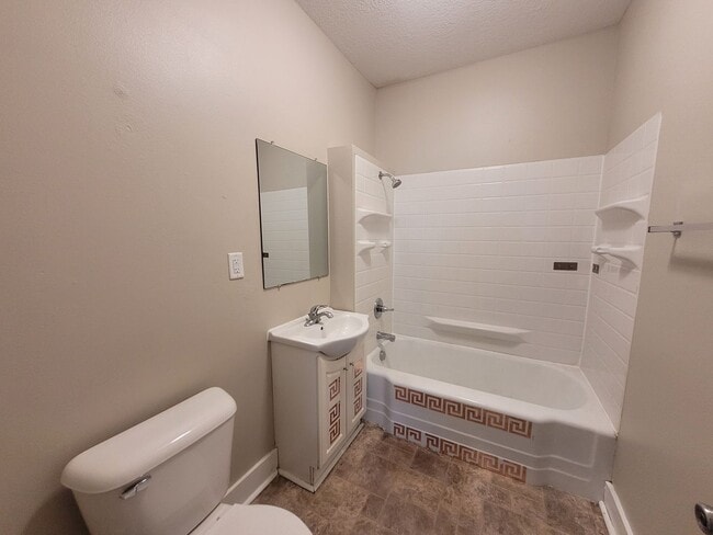 Building Photo - 2 Bedroom, 1 Bathroom Home with Detached Garage!