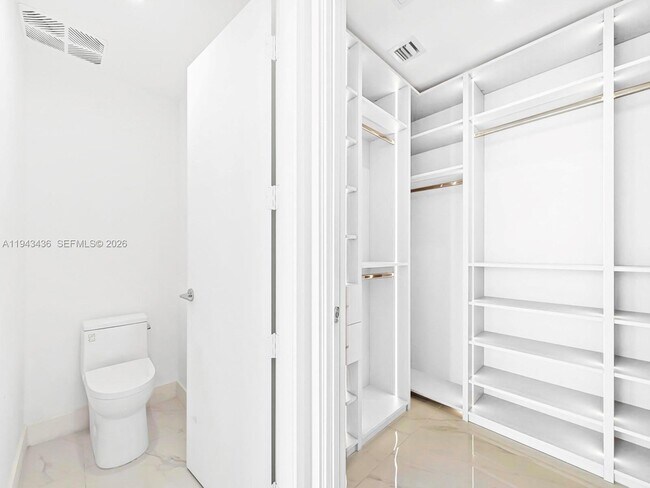 Building Photo - 700 NE 24th St