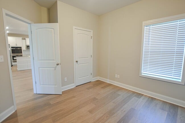 Building Photo - Fantastic Four Bedroom with Bonus!