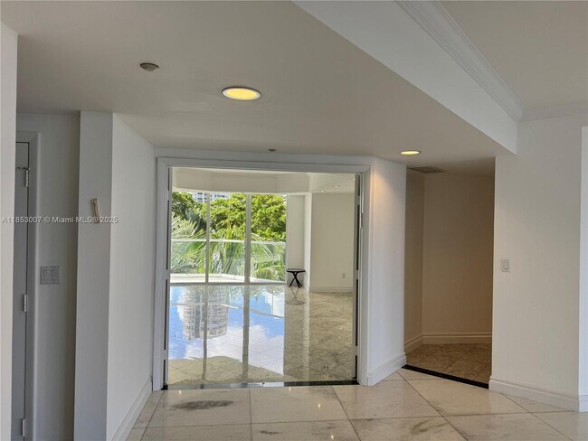 Building Photo - 2600 Island Blvd