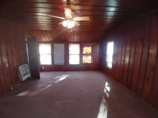 Primary Photo - Studio Garage Apartment with Water/Trash/G...