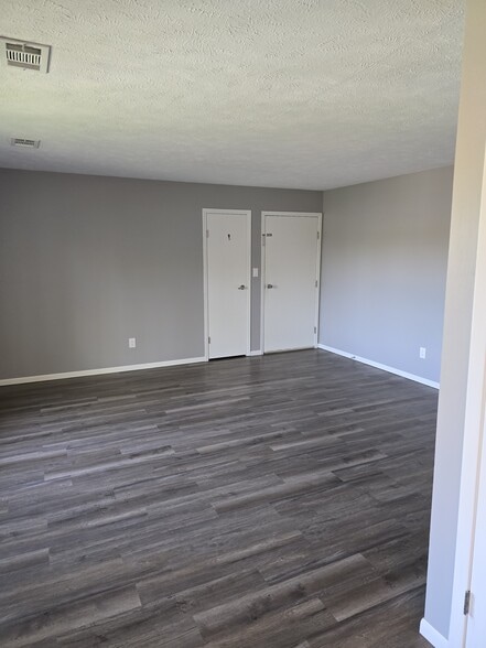 2 Bed 1 Bath - 4021 Glen Oaks Blvd