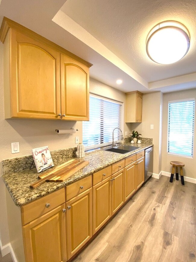 Building Photo - Stunning 2 bed 2 bath Condo In San Carlos Move In Special*