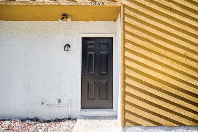 Building Photo - 1304 Magnolia Cir E