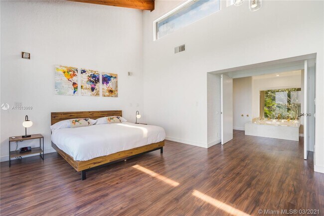 Building Photo - 1413 N Venetian Way