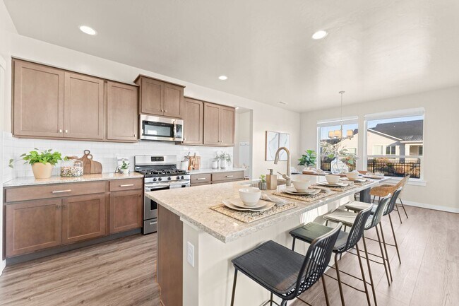 Building Photo - 5 Bedroom 2.5 Bath FOUR CAR GARAGE Eagle, ...