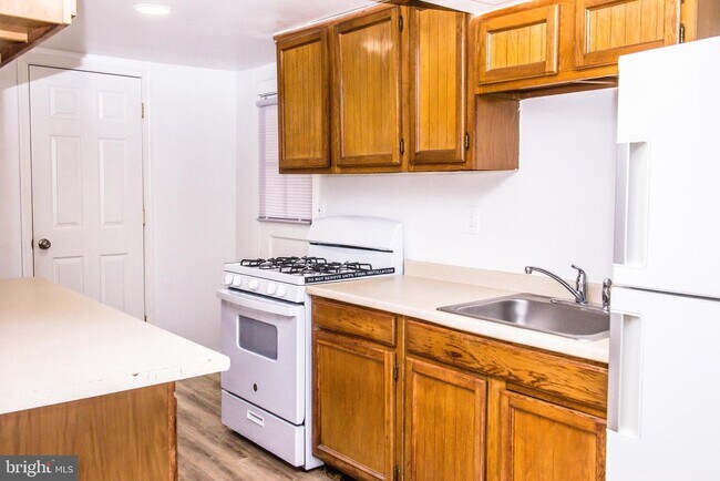 Building Photo - 521 Warren Rd