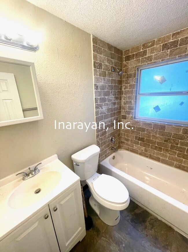 Building Photo - 2204 W Central Blvd