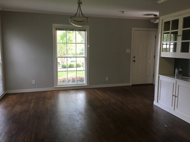 Building Photo - 123 Lloyd St