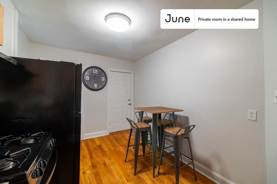 Building Photo - Private bedroom in 4 bed/1 bath Home