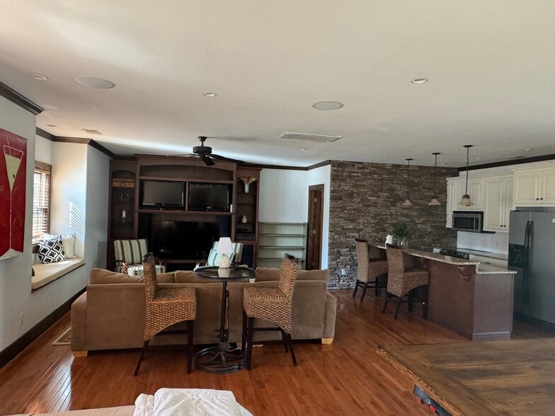 Building Photo - 507 James Blvd