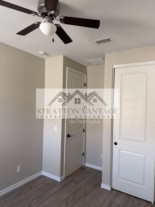 Building Photo - 36005 W San Clemente Ave